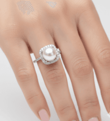 Classic pearl ring with white stones on band
